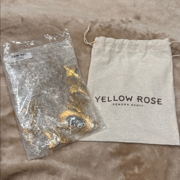 Kendra Scott Keziah Vintage Gold Statement Necklace in Golden Obsidian - Picture 6 of 6